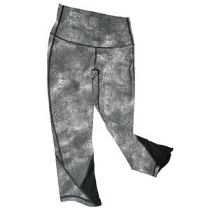 Lululemon Essential Rhythm Crop Leggings Sz 6 Luxtreme Diffusion White Black